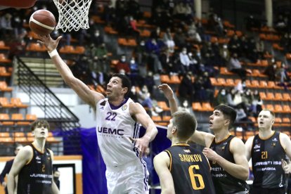 Partido disputado entre el Juaristi y el Real Valladolid Baloncesto. / LOF