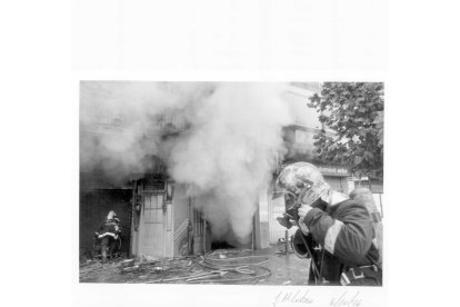 Los bomberos trabajan en la extinción del incendio de la discoteca 
