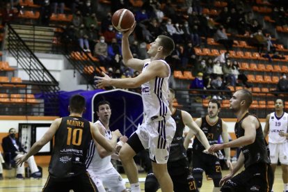 Partido disputado entre el Juaristi y el Real Valladolid Baloncesto. / LOF