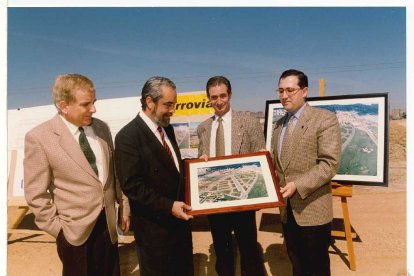 Tomás Rodríguez Bolaños visita las obras en Parque Alameda. Los técnicos del proyecto de urbanización muestran una fotografía aérea de Valladolid en 1995. - ARCHIVO MUNICIPAL DE VALLADOLID