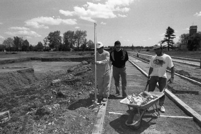Barrio Parque Alameda,  a la derecha Casa Luelmo, a la izquierda los chalés que pertenecen al Ayuntamiento en la calle Montes Torozos. Los obreros trabajan en la calle Ancares en mayo de 1996. -J. M. LOSTAU