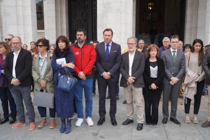 Cinco minutos de silencio en el Ayuntamiento de Valladolid por el asesinato de la enfermera vallisoletana Teresa Rodríguez. E.M.