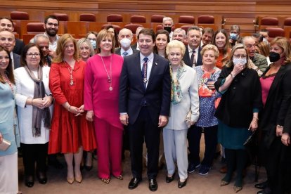 Toma de posesión de Mañueco como presidente de la Junta - Alfonso Fernández Mañueco posa con su mujer y otros presentes en el acto.- J. M. LOSTAU