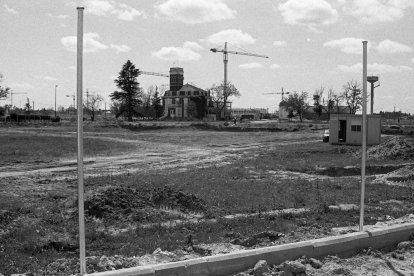Barrio Parque Alameda y Paula López. Casa Luelmo y entorno de lo que ahora es el parque de Parque Alameda en mayo de 1996. - J. M. LOSTAU
