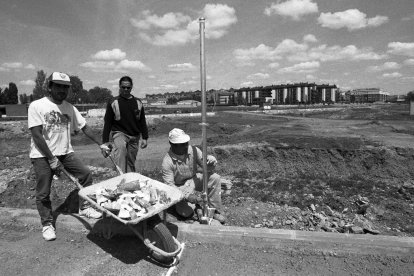 Barrio Parque Alameda. Obras en la calle Ancares. Al fondo la residencia de la Carretera de Rueda en el barrio de La Rubia en mayo de 1996.- J. M. LOSTAU