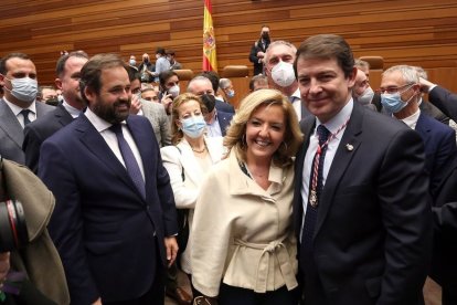 Toma de posesión de Mañueco como presidente de la Junta - Alfonso Fernández Mañueco saluda a los presidentes del PP de Asturias, Teresa Mallada, de Castilla La Mancha, Francisco Javier Núñez, y del País Vasco, Carlos Iturgaiz.- ICAL
