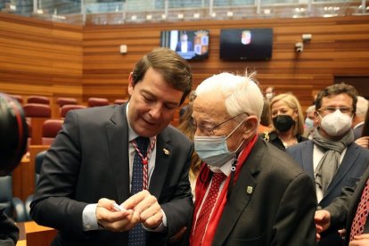 Toma de posesión de Mañueco como presidente de la Junta - El Padre Ángel y Alfonso Fernández Mañueco.- ICAL