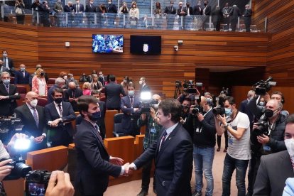 Toma de posesión de Mañueco como presidente de la Junta - Juan García Gallardo y Alfonso Fernández Mañueco.- ICAL