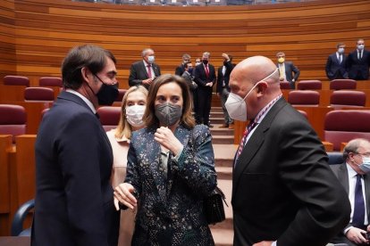 Toma de posesión de Mañueco como presidente de la Junta - Cuca Gamarra, saluda a Jesús Julio Carnero y Juan Carlos Suárez-Quiñones.- ICAL