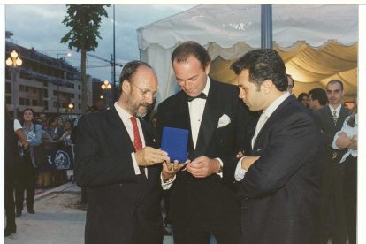 El alcalde de Valladolid, Francisco Javier León de La Riva, saluda al cantante Bertín Osborne, en la inauguración del Parque Alameda en 1997. - ARCHIVO MUNICIPAL DE VALLADOLID