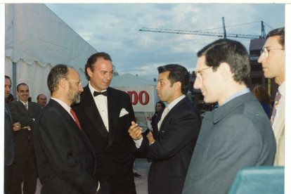 El alcalde de Valladolid, Francisco Javier León de La Riva, saluda al cantante Bertín Osborne, en la inauguración del Parque Alameda en 1997. - ARCHIVO MUNICIPAL DE VALLADOLID