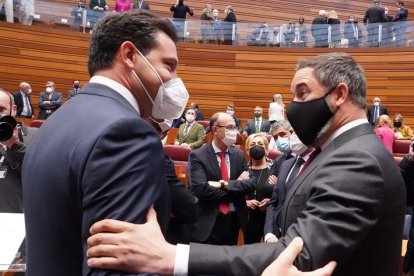 Toma de posesión de Mañueco como presidente de la Junta - Santiago Abascal y Raúl de la Hoz