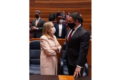 Toma de posesión de Mañueco como presidente de la Junta - Ana Pastor y Santiago Abascal.- ICAL