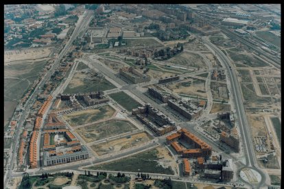 Vista aérea de la zona sur: Cañada de Puente Duero, Parque Alameda, Carretera de Rueda, Polígono Industrial Argales, terrenos donde actualmente está el centro comercial ‘Vallsur’, antiguos jardines de La Rubia a mediados de los noventa. - ARCHIVO MUNICIPAL DE VALLADOLID