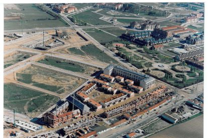 Vista aérea de la zona sur: Cañada De Puente Duero, Parque Alameda, Carretera De Rueda, Junta De Castilla Y León (Colegio de La Asunción) a mediados de los noventa. - ARCHIVO MUNICIPAL DE VALLADOLID