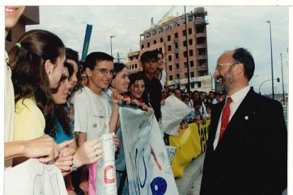 El alcalde de Valladolid, Francisco Javier León de La Riva, saludando al público asistente a la inauguración del Parque Alameda en 1997. -ARCHIVO MUNICIPAL DE VALLADOLID