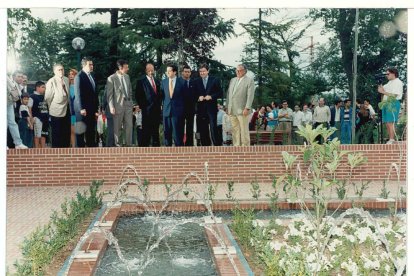 El alcalde de Valladolid, Francisco Javier León de La Riva, en compañía del Presidente de la Junta de Castilla y León, Juan José Lucas, del Presidente de las Cortes Regionales, José Manuel Fernández Santiago y de miembros de la Corporación Municipal, en la inauguración del Parque Alameda en 1997. -ARCHIVO MUNICIPAL DE VALLADOLID