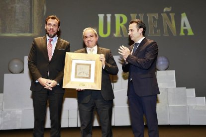 MEJOR INICIATIVA TURÍSTICA | UREÑA Óscar Puente, alcalde de Valladolid y Alberto Navarro, dtor. instituciones Caixabank Castillla y León y Asturias, entregan el Premio a la Iniciativa Turística a Francisco Rodríguez, alcalde de Urueña.