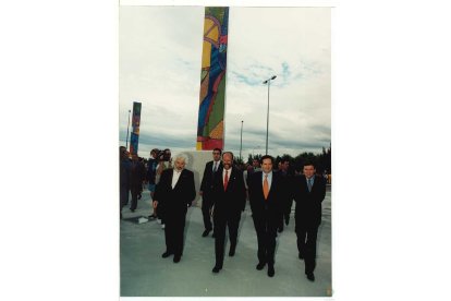 El alcalde de Valladolid, Francisco Javier León de La Riva, en compañia del Presidente de la Junta de Castilla y León, Juan José Lucas, del Presidente de las Cortes Regionales, José Manuel Fernández Santiago y de miembros de la Corporación Municipal, en la inauguración del Parque Alameda. En un segundo plano la escultura: ‘Puertas De Valladolid’ en 1997. - ARCHIVO MUNICIPAL DE VALLADOLID