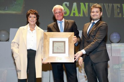 MEJOR EMPRESA AGROALIMENTARIA | SANTIVERI Mercedes Martín, delegada del Gobierno en CyL, y Raúl Suárez, director de distribución eléctrica de Naturgy entregan el Premio a Javier Santiveri, miembro del Consejo de Administración de Santiveri.