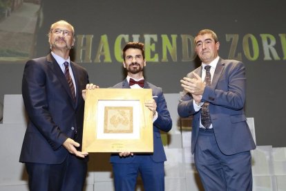 MEJOR INICIATIVA VITIVINÍCOLA | HACIENDA ZORITA El presidente de las Cortes, Luis Fuentes, y Pablo R. Lago, director de El Mundo de Castilla yLeón, entregan el premio a la iniciativa enológica a José Manuel Castillo, sales manager de Hacienda Zorita