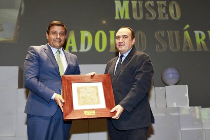 MEJOR PROYECTO ÁVILA | MUSEO ADOLFO SUÁREZ Carlos García González, presidente de la Diputación de Ávila, entrega el Premio La Posada al Mejor Proyecto de Ávila a Pedro J. Muñoz, alcalde de Cebreros donde se ubica el Museo.