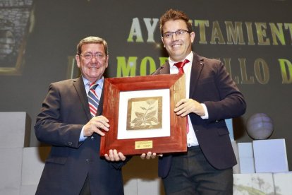 MEJOR PROYECTO BURGOS | AYTO. MORADILLO DE ROA César Rico Ruiz, presidente de la Diputación de Burgos, hace entrega del Premio a Nacho Rincón Sanz, creador del Proyecto de puesta en valor de las bodegas y lagares del municipio de Moradillo de Roa.