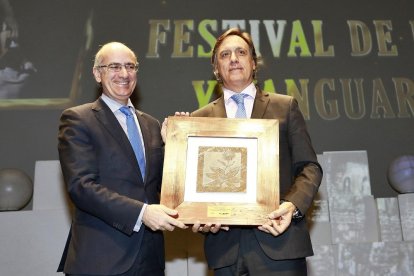 MEJOR PROYECTO SALAMANCA | FESTIVAL LUZ Y VANGUARDIAS Francisco Javier Iglesias, presidente de la Diputación de Salamanca, entrega el premio al Mejor Proyecto de Salamanca a Carlos García Carbayo, alcalde de Salamanca.