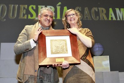 MEJOR PROYECTO SEGOVIA | QUESERÍA DE SACRAMENIA José María Bravo, vicepresidente primero de la Diputación de Segovia, entrega el Premio al Mejor Proyecto de Segovia a Raquel Arranz, propietaria de la Quesería de Sacramenia.