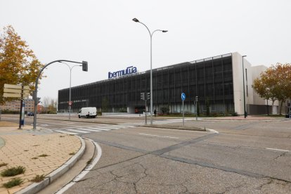 Barrio Parque Alameda. Edificio de Ibermutua en la carretera de Rueda Paula López. -  J. M. LOSTAU