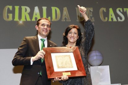 MEJOR PROYECTOVALLADOLID | LA GIRALDA DE CASTILLA Conrado Íscar, presidente de la Diputación de Valladolid, entrega el Premio al Mejor Proyecto de Valladolid a Ángeles Leonardo, propietaria del obrador La Giralda de Castilla de Matapozuelos.