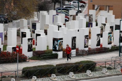 Barrio Parque Alameda. Plaza de las Ciudades Hermanas entre Carretera de Rueda y Calle Olimpo. -J. M. LOSTAU