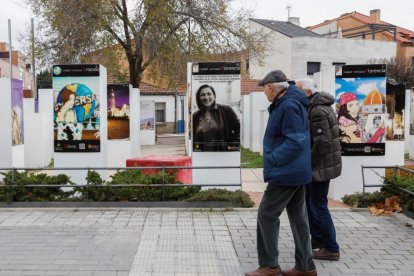 Barrio Parque Alameda. Plaza de las Ciudades Hermanas entre Carretera de Rueda  calle Olimpo.- J. M. LOSTAU