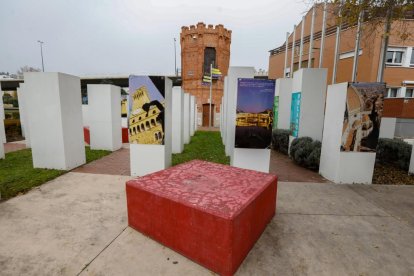 Barrio Parque Alameda. Plaza de las Ciudades Hermanas entre Carretera de Rueda y calle Olimpo.- J. M. LOSTAU