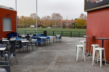 Barrio Parque Alameda. Zona deportiva entre la calle Olimpo y Carretera de Rueda.- J. M. LOSTAU