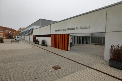 Barrio Parque Alameda. Polideportivo Pilar Fernández Valderramao.-  J. M. LOSTAU