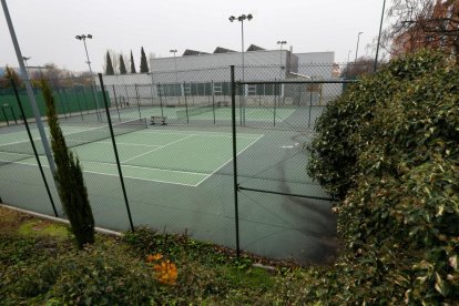 Barrio Parque Alameda. Polideportivo Pilar Fernández Valderramao.-  J. M. LOSTAU