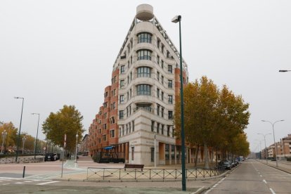 Barrio Parque Alameda. Edificio Proa entre el Paseo de Zorrilla y Carretera de Rueda.-  J. M. LOSTAU