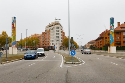 Barrio Parque Alameda. Puertas de Valladolid del artista Gabarrón.-  J. M. LOSTAU