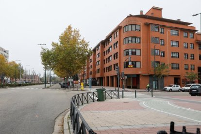 Barrio Parque Alameda. Paseo de Zorrilla con Vinos De Rueda.-  J. M. LOSTAU