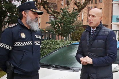 El alcalde de León, José Antonio Diez, en la entrega de vehículos policiales en desuso al IES Giner de los Ríos.-ICAL