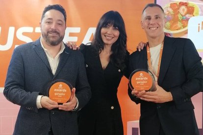 José Antonio Amaro (Elote) y Mario Soriano (Eh Voilà) con la periodista Marta Fernández en la gala. / EH VOILÁ