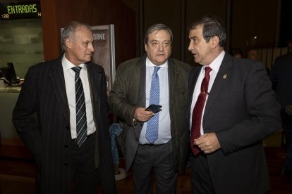 El coronel Recio, a la derecha, durante la gala.