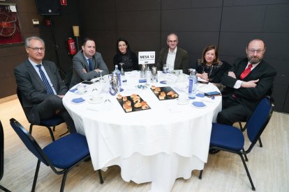 José Aurelio Alonso, director Financiero. Chema Sánchez, director comunicación Iberaval; Natalia Martín, directora de comunicación CEOE Castilla y León; David Amo, Responsable Comunicación CSIF Valladolid. Raquel Alonso, Jefa de Prensa Subdelegada del Gobierno de Valladolid; Alberto López, Jefe de Prensa Delegada del Gobierno en Castilla y León..  Club de Prensa: Ciudades digitales, ciudades sostenibles. / J. M. LOSTAU