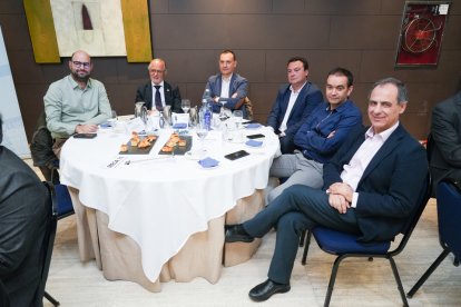 Román Cid de Rivera, Director Desarrollo Digital Edigrup Media; Ciriaco Rodríguez; José Ignacio Ramos; David Vallejo; Juan José Alonso, grupo Enantar; Joaquín Moldes, grupo Enantar..  Club de Prensa: Ciudades digitales, ciudades sostenibles. / J. M. LOSTAU
