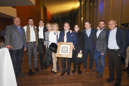 El alcalde de Urueña, Francisco Rodríguez, muestra el premio de La Posada.