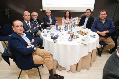 José Antonio Lobato; José Modesto Pérez, RENFE; Agustín Tapia, Área Grandes Cuentas Mutua Universal; Miguel Ángel González Chao, Administrador Fincas MCVA Iniciativas Empresariales; Sara Gil, departamento Comercial El Mundo; Félix Francisco Díaz, gerente Albia Servicios Funerarios Valladolid; Eduardo Bustillo, Geocyl Consultoría..  Club de Prensa: Ciudades digitales, ciudades sostenibles. / J. M. LOSTAU