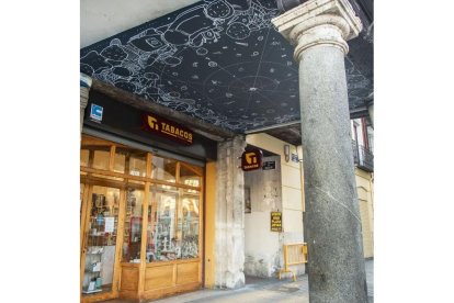 Nuevo mural 'Horizonte de sucesos', de Cuco (Javier Carrera', en la plaza Mayor. -CREART VALLADOLID