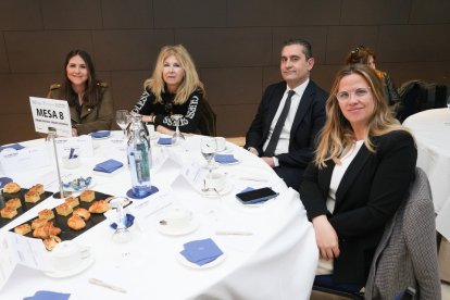 Ruth Álvarez, coordinadora PREDIF CyL; Nieves Luquero, Jefa Comercial El Mundo; José Luis de la Fuente, director comercial RTVCyL; María Sánchez, Directora Marketing, Comunicación y Eventos AEICE..  Club de Prensa: Ciudades digitales, ciudades sostenibles. / J. M. LOSTAU