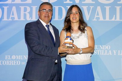 BALONMANO- MEJOR JUGADOR (Mosa Valladolid) SILVIA ARDERIUS. Veni, vidi vici. La central delAula Valladolid llegó y besó el santo. Su calidad sobre el 40x20 ha valido a la madrileña para ser reconocida como la mejor jugadora.El galardón lo recibió de manos de Juan José García Matamoros, director gerente de Mosa Valladolid Peugueot.